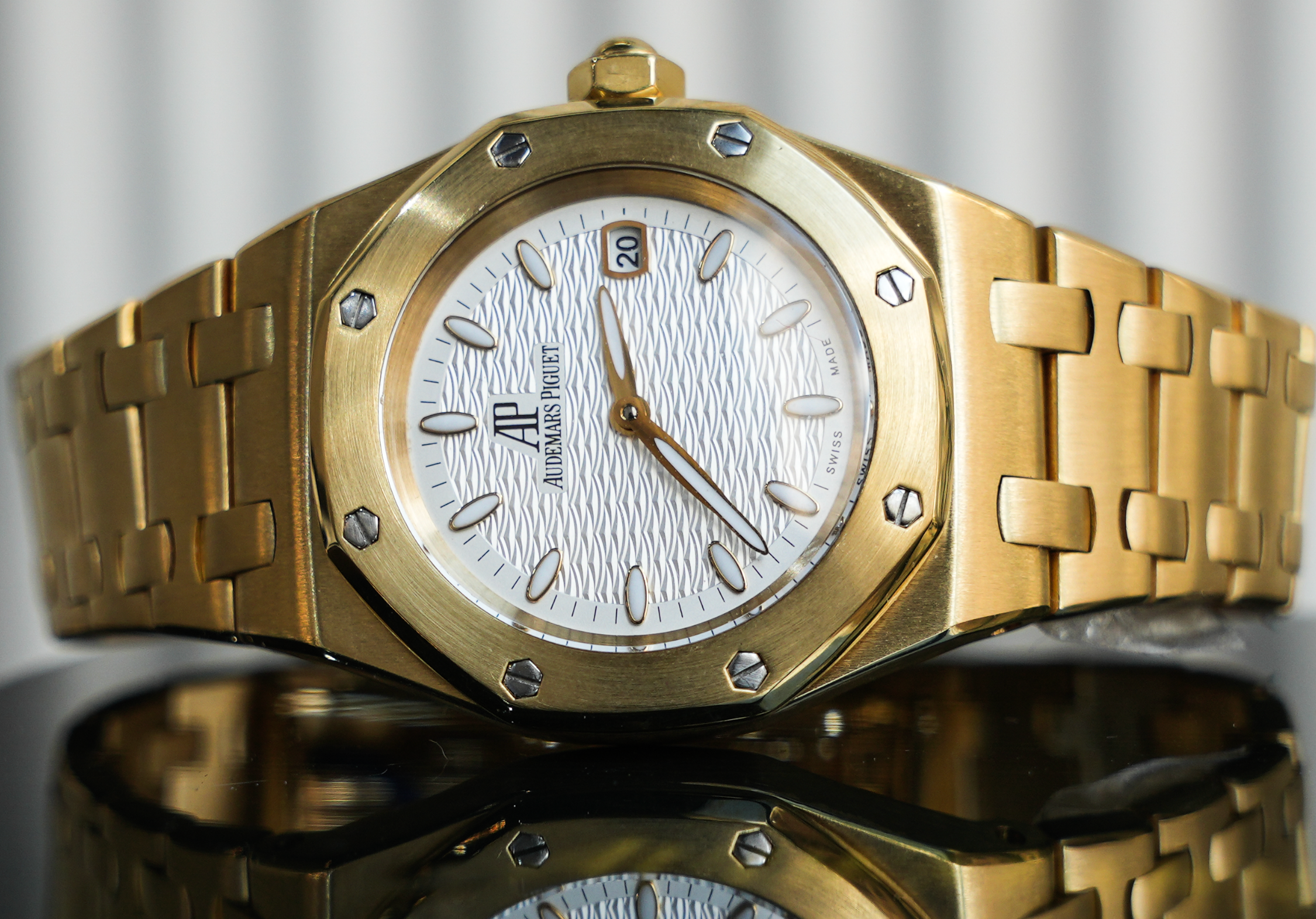 Audemars Piguet Royal Oak Lady 67600BA – 33mm 18K Yellow Gold – White Dial