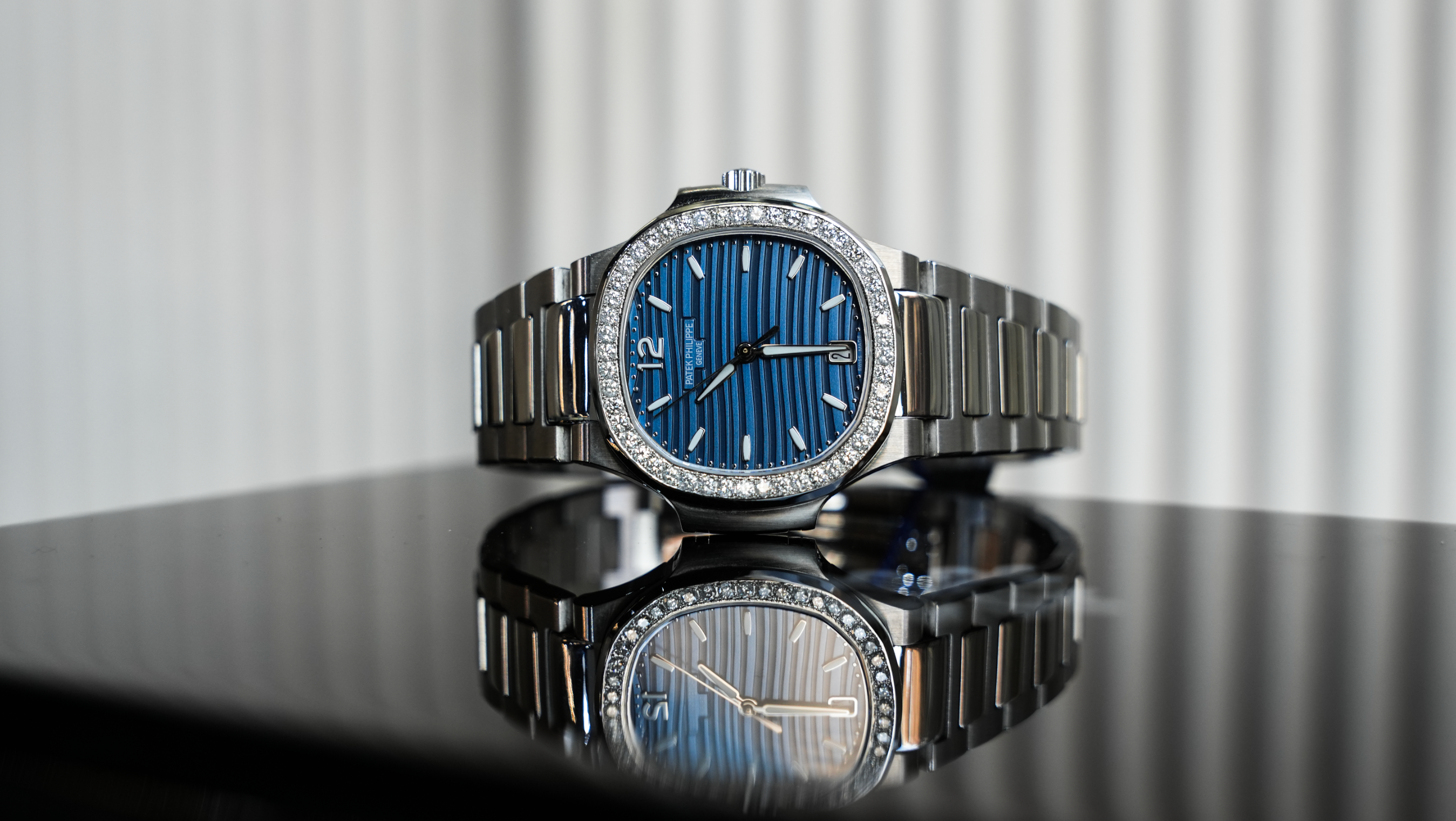 Patek Philippe Nautilus Ladies 7118/1200A-001 – 35mm Stainless Steel – Blue Dial – Factory Diamond Bezel