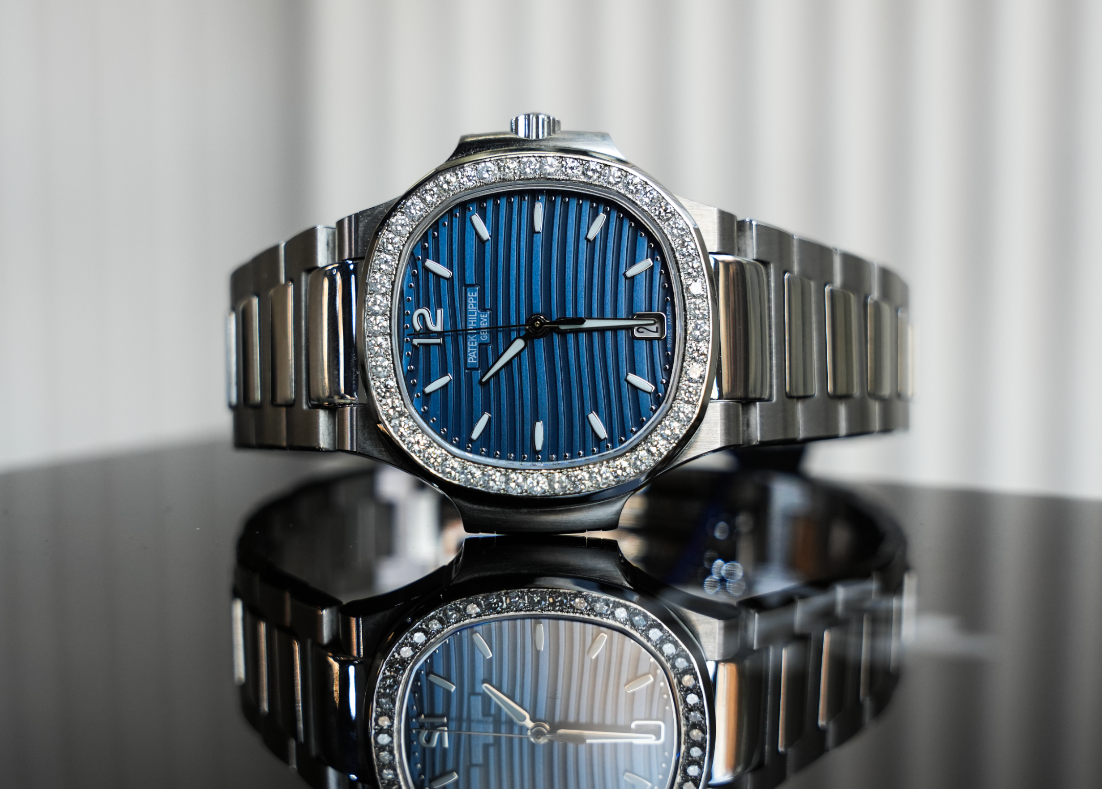 Patek Philippe Nautilus Ladies 7118/1200A-001 – 35mm Stainless Steel – Blue Dial – Factory Diamond Bezel