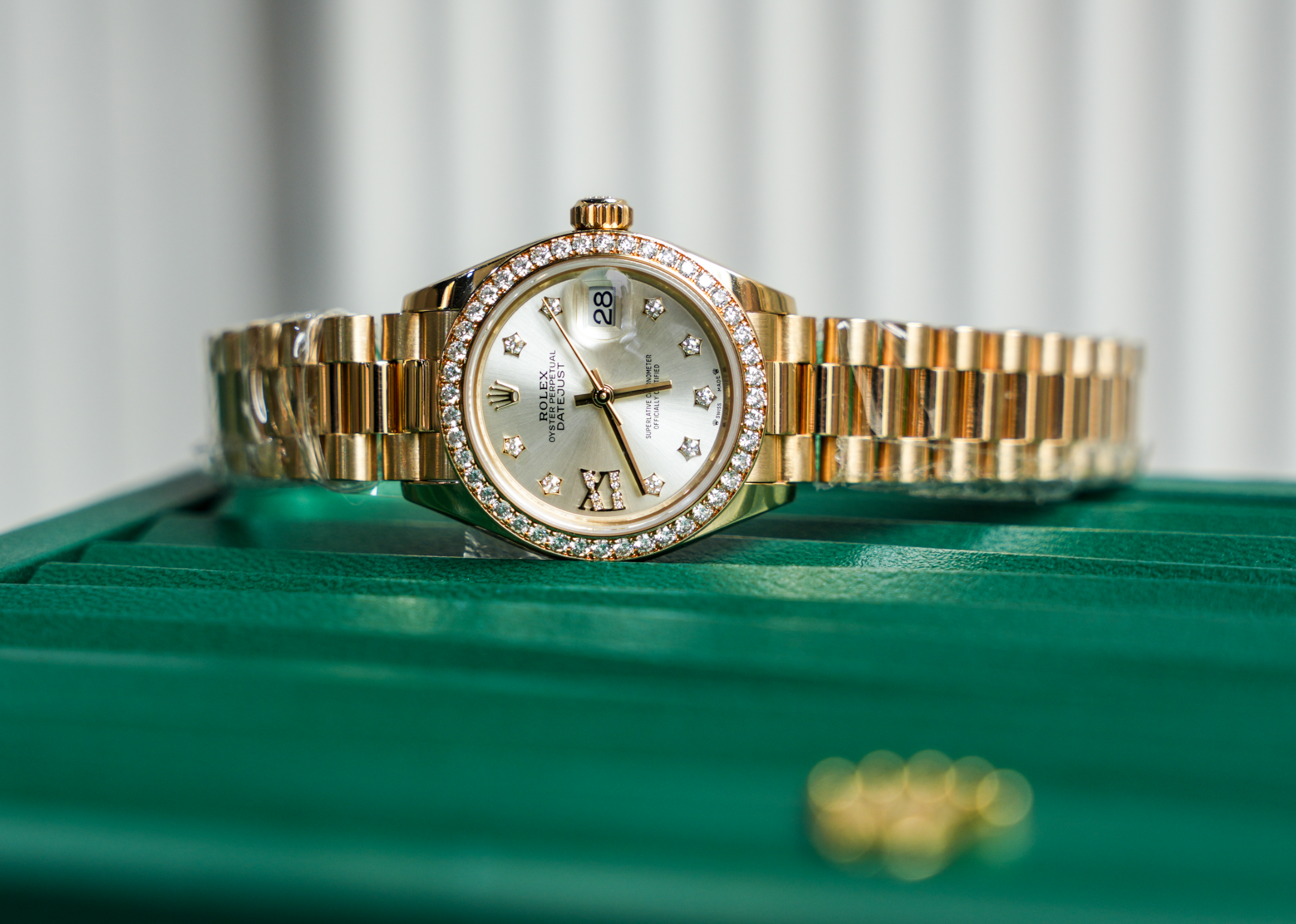 Rolex Lady-Datejust 28 – Yellow Gold with Diamond Bezel & Silver Dial Ref. 279138RBR