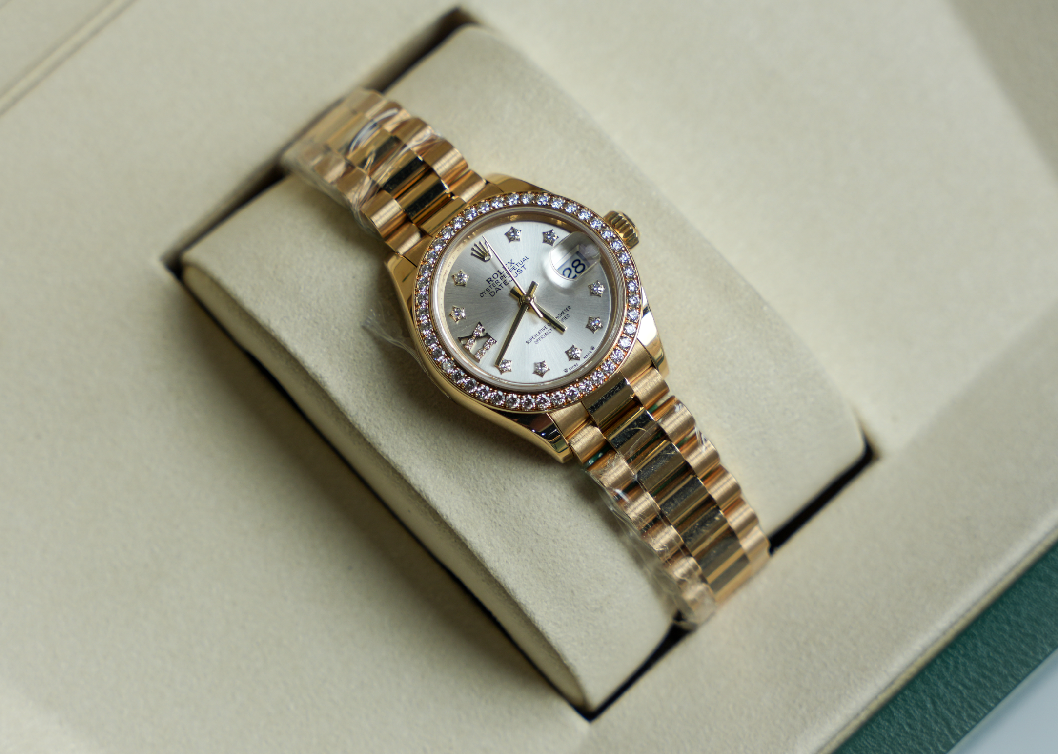 Rolex Lady-Datejust 28 – Yellow Gold with Diamond Bezel & Silver Dial Ref. 279138RBR
