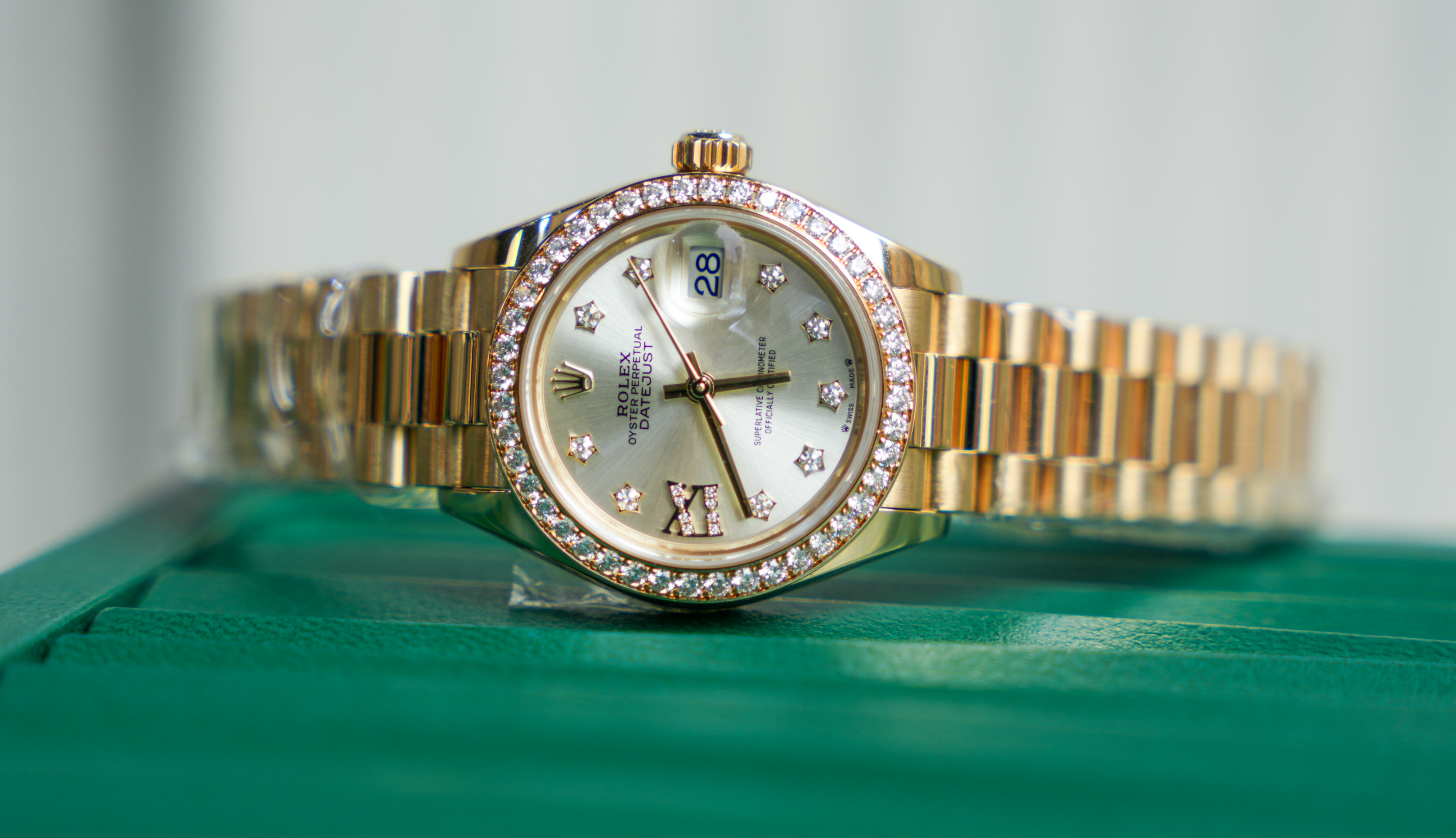 Rolex Lady-Datejust 28 – Yellow Gold with Diamond Bezel & Silver Dial Ref. 279138RBR