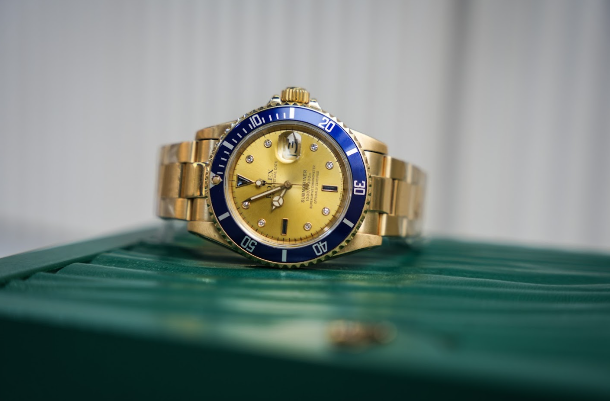 Rolex Submariner 16808 – 18K Yellow Gold – Diamond & Sapphire Serti Dial – Blue Bezel