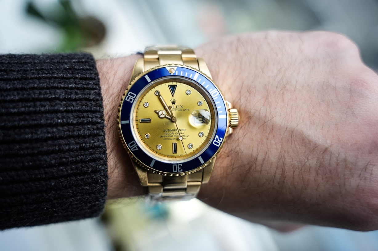 Rolex Submariner 16808 – 18K Yellow Gold – Diamond & Sapphire Serti Dial – Blue Bezel