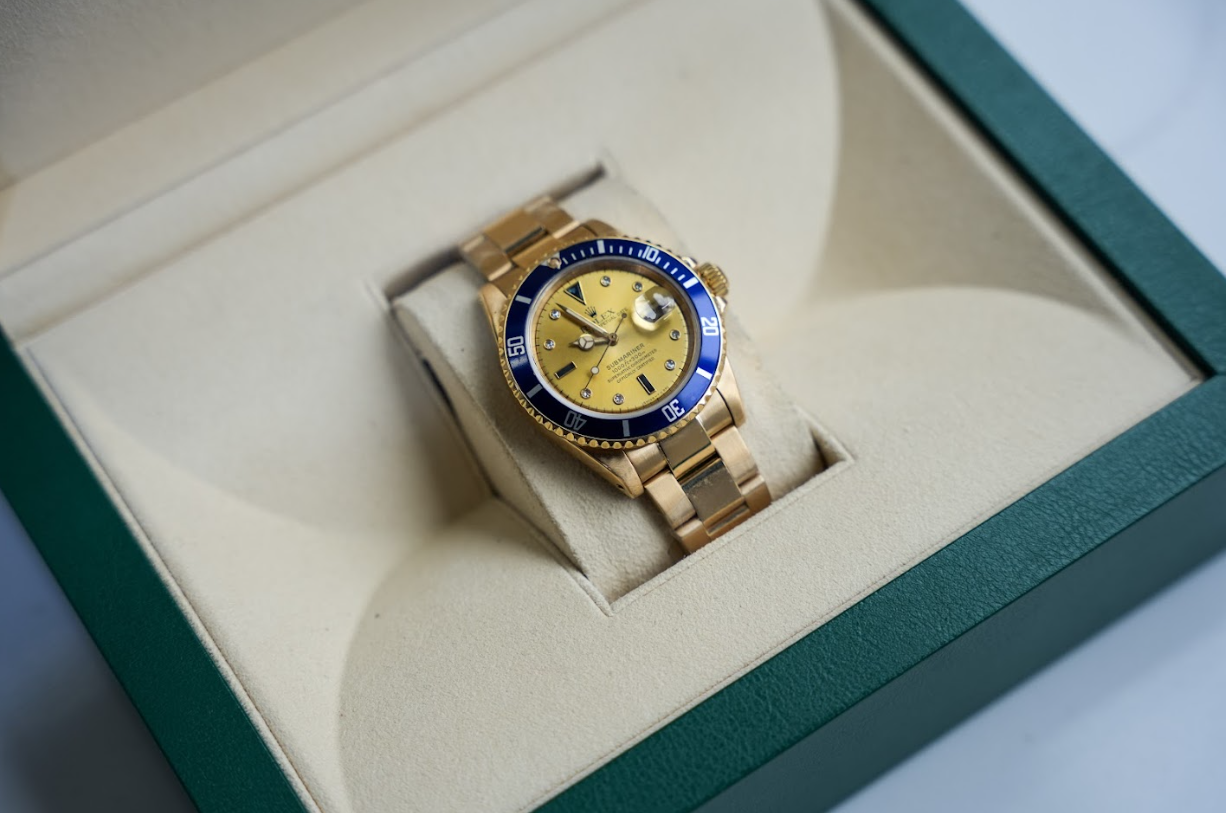 Rolex Submariner 16808 – 18K Yellow Gold – Diamond & Sapphire Serti Dial – Blue Bezel