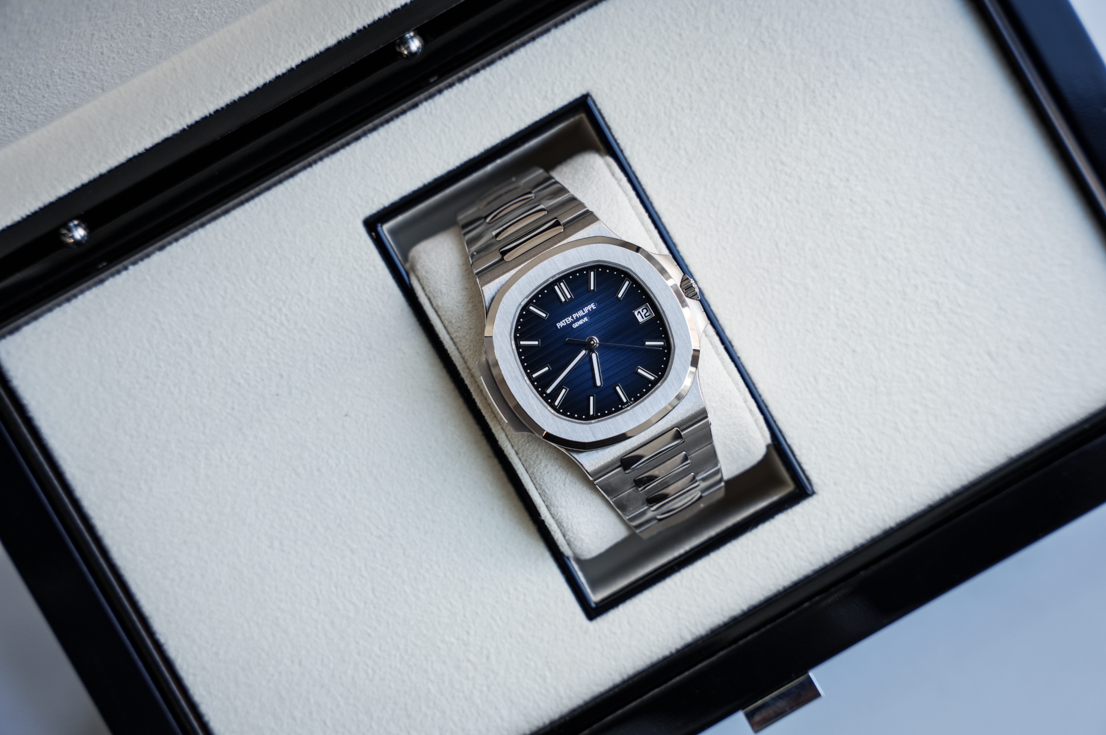 Patek Philippe Nautilus 5811/1G-001 White Gold Blue Dial