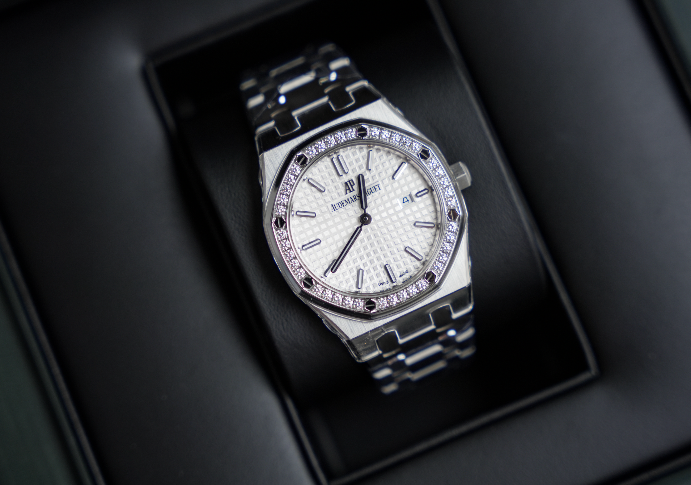 Audemars Piguet Royal Oak 33mm Ladies Watch 67651ST.ZZ.1261ST.01 Silver Dial Diamond Bezel Stainless Steel