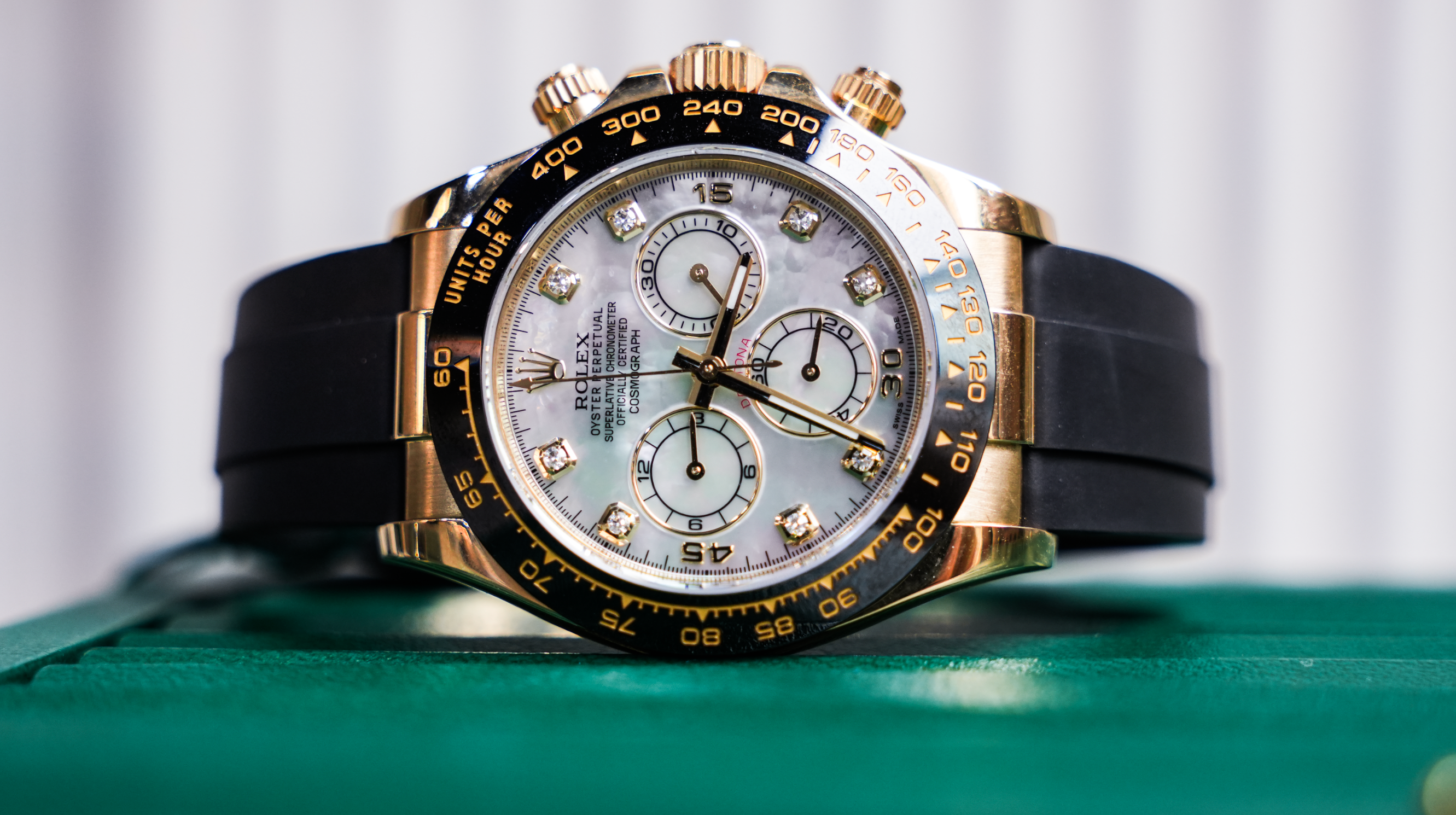 Rolex Cosmograph Daytona – 18k Yellow Gold with Mother-of-Pearl Dial and Oysterflex Bracelet Ref. 116518LN