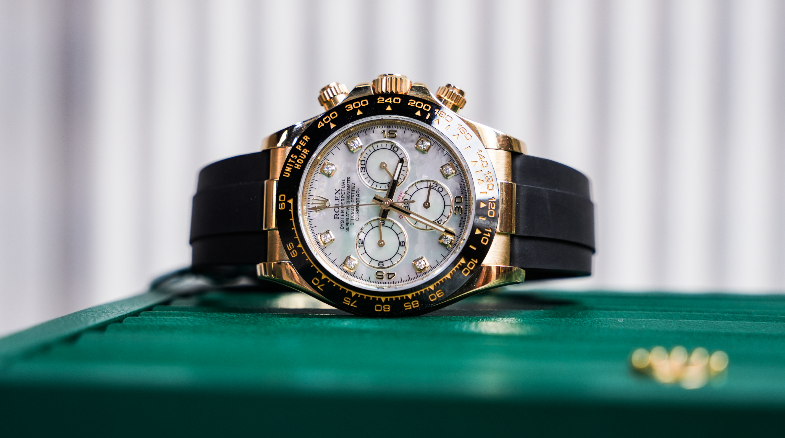 Rolex Cosmograph Daytona – 18k Yellow Gold with Mother-of-Pearl Dial and Oysterflex Bracelet Ref. 116518LN