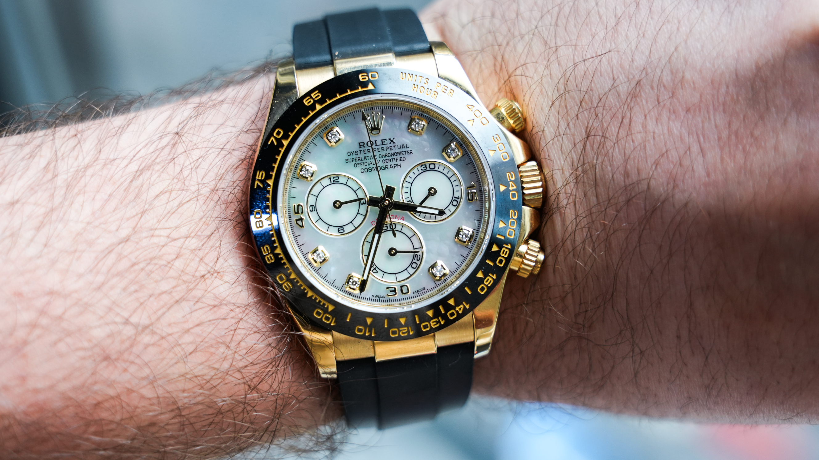 Rolex Cosmograph Daytona – 18k Yellow Gold with Mother-of-Pearl Dial and Oysterflex Bracelet Ref. 116518LN