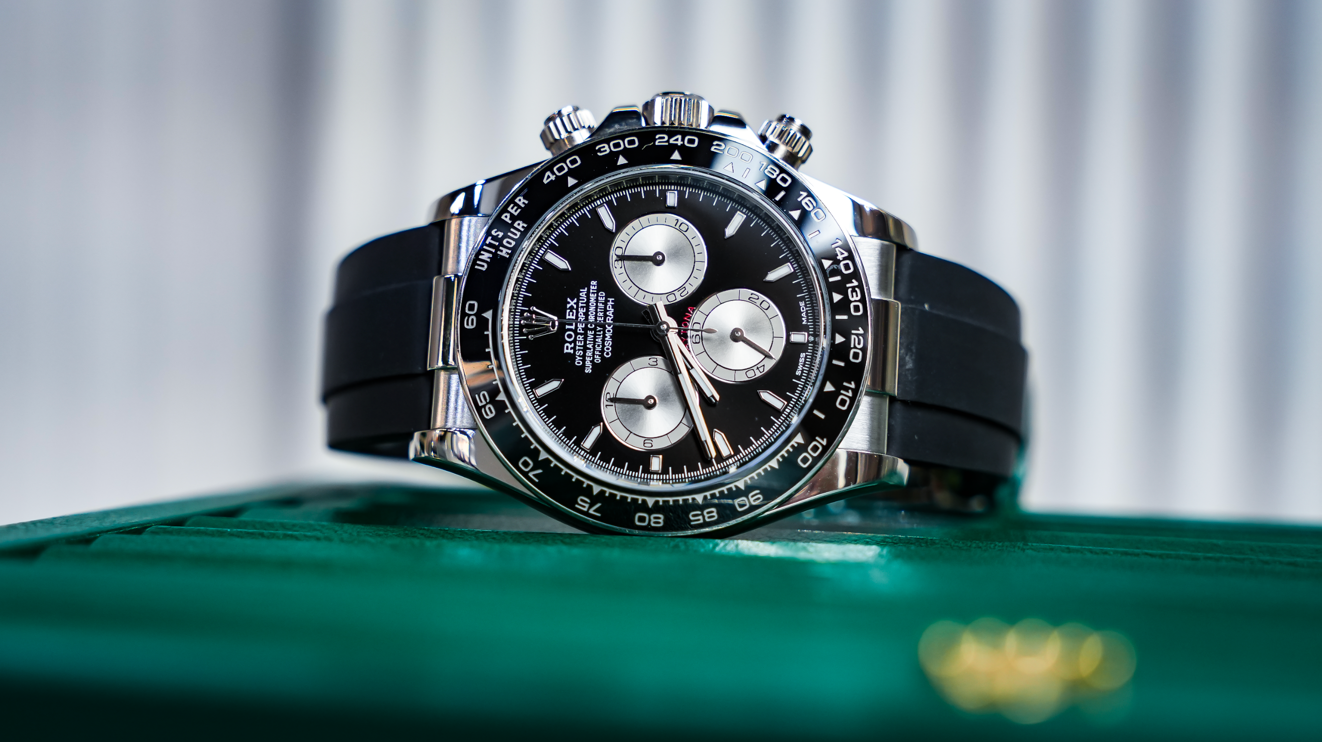 Rolex Cosmograph Daytona – 18k White Gold with Black Dial, Grey Subdials, and Oysterflex Bracelet Ref. 126519LN-0002