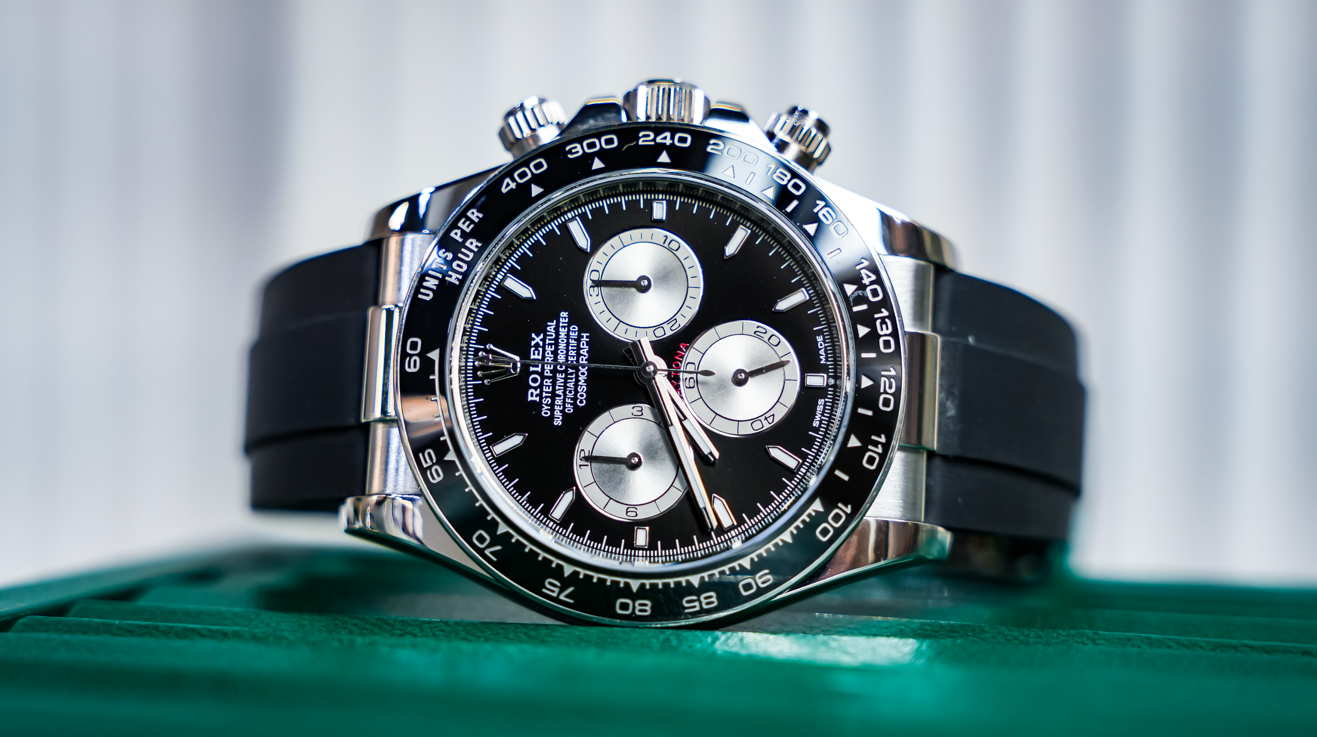 Rolex Cosmograph Daytona – 18k White Gold with Black Dial, Grey Subdials, and Oysterflex Bracelet Ref. 126519LN-0002
